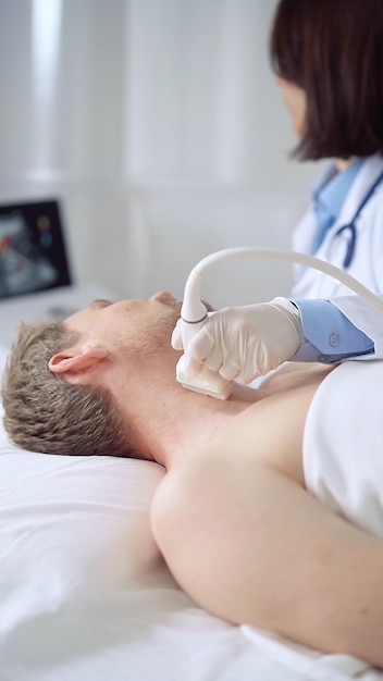 Arzt führt eine Ultraschalluntersuchung des Halses bei einem männlichen Patienten durch
