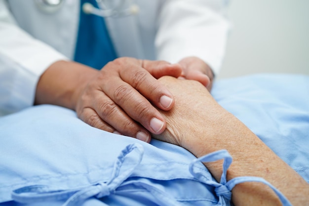 Arzt Händchen haltend Asiatische ältere Frau Patientenhilfe und Pflege im Krankenhaus