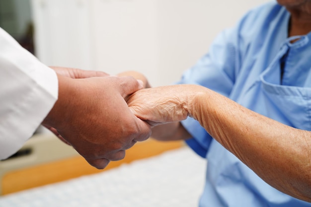 Arzt Händchen haltend Asiatische ältere Frau Patientenhilfe und Pflege im Krankenhaus
