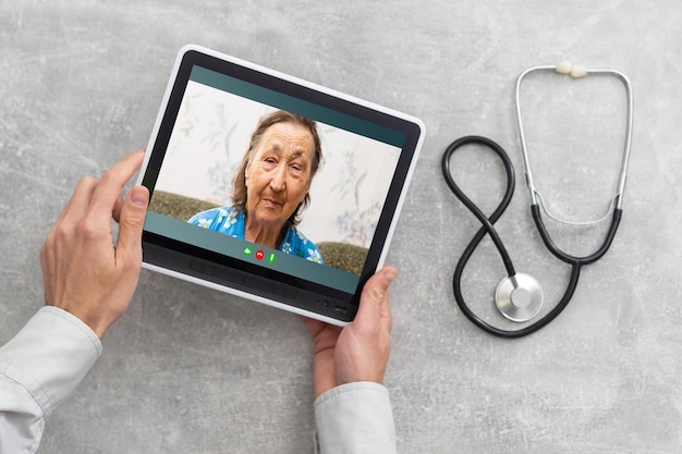 Foto arzt im video-chat mit einem patienten.