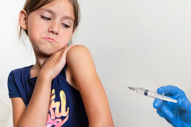 Foto arzt impfen baby isoliert auf weißem hintergrund. angst der kinder vor medizinischen eingriffen.