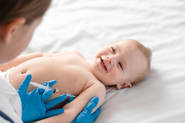 Arzt impft Babyklinik Kleines Kind bekommt Injektion Kinderarzt impft Neugeborenen Impfstoff