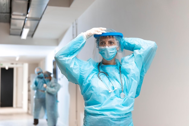 Foto arzt in schutzkleidung im krankenhaus