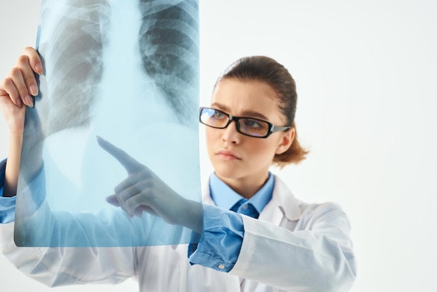 Arzt in weißem Mantel Röntgen Krankenhaus Gesundheitsdiagnose Hochqualitätsfoto