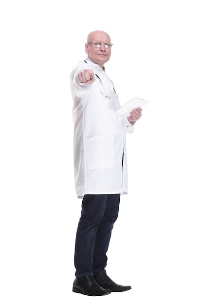 Arzt mit einem digitalen Tablet, der auf einen weißen Bildschirm blickt