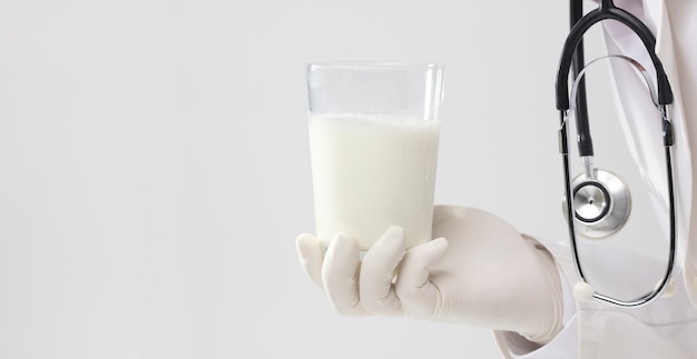 Arzt mit Glas Milch Höflichkeitsgeste