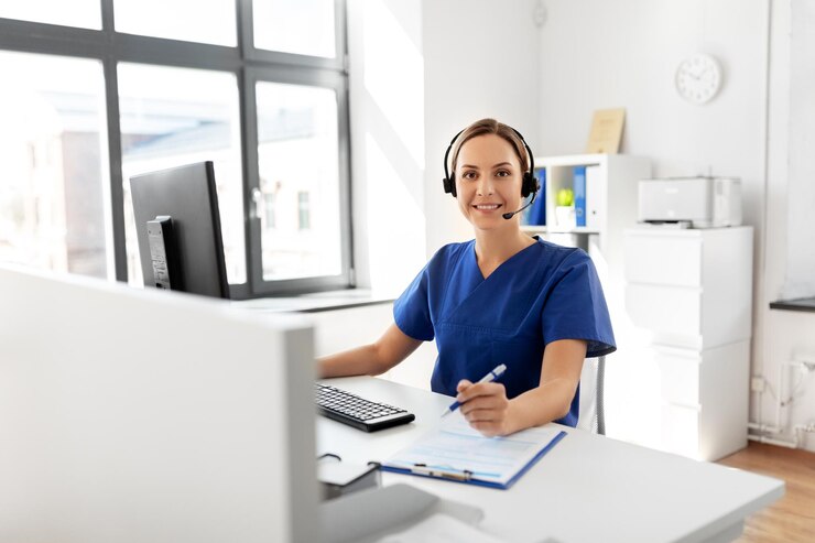 Foto arzt mit headset und computer im krankenhaus