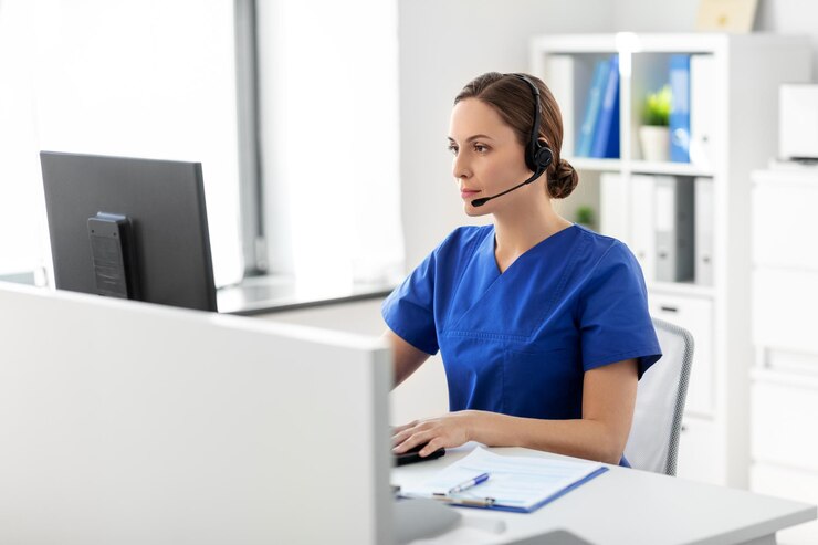 Foto arzt mit headset und computer im krankenhaus