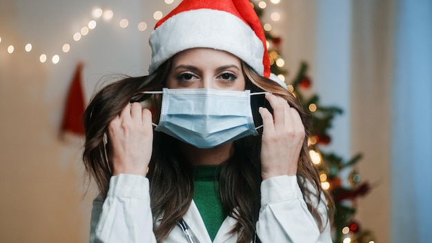 Arzt mit Maske auf Weihnachtshintergrund