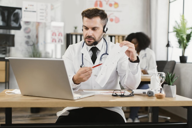 Arzt mit Online-Meeting über chemische Formeln