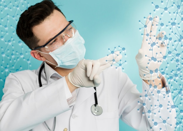 Arzt mit OP-Handschuhen und medizinischer Maske zur Analyse molekularer Strukturen