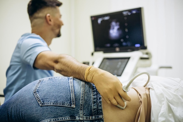 Foto arzt mit patient bei der ultraschalluntersuchung