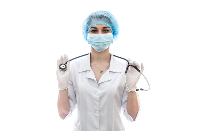 Arzt mit Stethoskop auf weißem Hintergrund