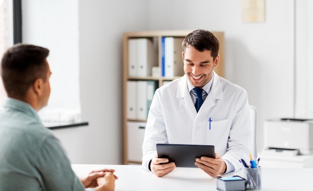 Arzt mit Tablet-Computer und Patient in der Klinik