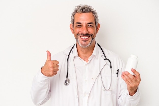 Arzt mittleren Alters kaukasischen Mann isoliert auf weißem Hintergrund lächelnd und Daumen hochheben