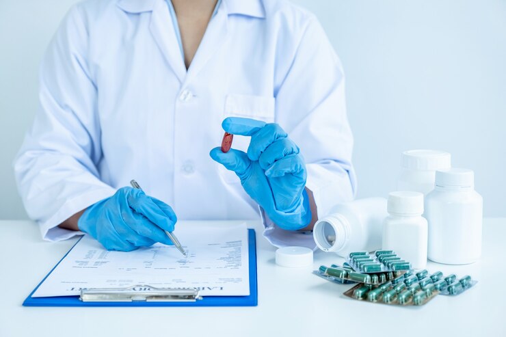 Arzt oder Krankenschwester halten Medizinpille in der Hand und schreiben ein Rezept in der Apotheke