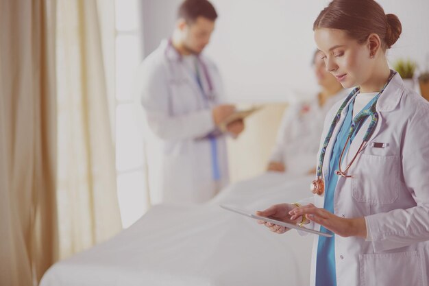 Arzt oder Krankenschwester im Gespräch mit Patienten im Krankenhaus