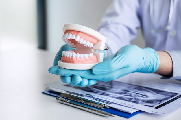Arzt- oder Zahnarztbericht über die Arbeit mit Zahnröntgenfilmen und den für die Behandlung verwendeten Geräten