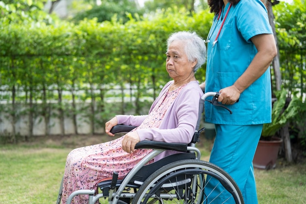 Foto arzt pflegekraft hilfe und pflege asiatische seniorin oder ältere patientin der alten dame sitzt im rollstuhl im park des pflegekrankenhauses gesundes starkes medizinisches konzept