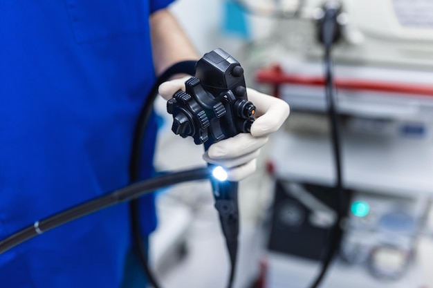 Arzt Proktologe hält Endoskop während der Koloskopie Sonden-Koloskop Arzt Gastroenterologe mit Sonde zur Durchführung einer Gastroskopie und Koloskopie