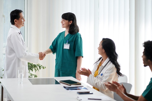 Arzt schüttelt der Krankenschwester die Hand