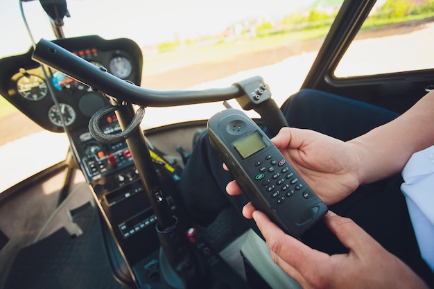 Arzt steht neben einem Hubschrauber mit Walkietalkie