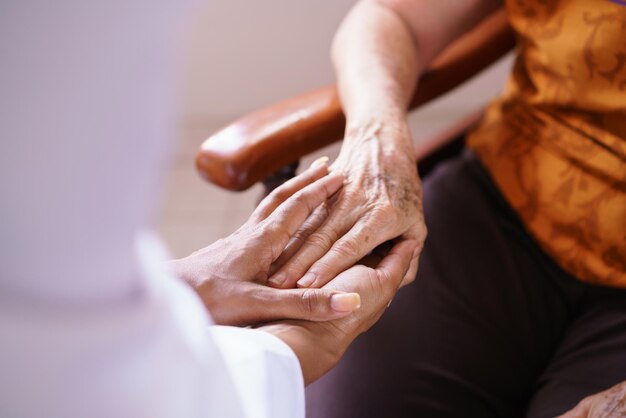 Foto arzt tröstet patienten im krankenhaus