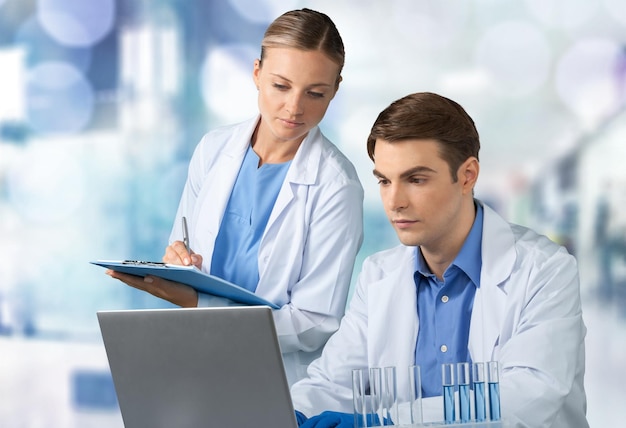 Arzt und Forscher arbeiten