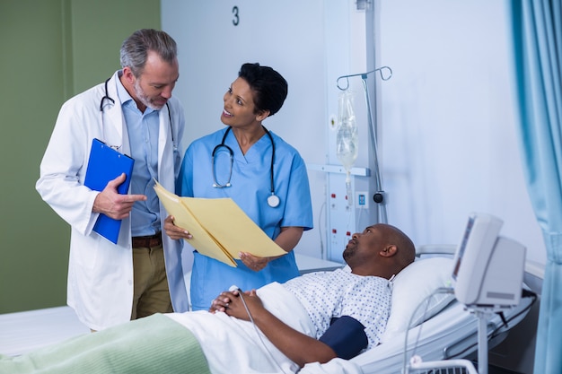 Arzt und Krankenschwester besprechen den Bericht während des Besuchs auf der Station