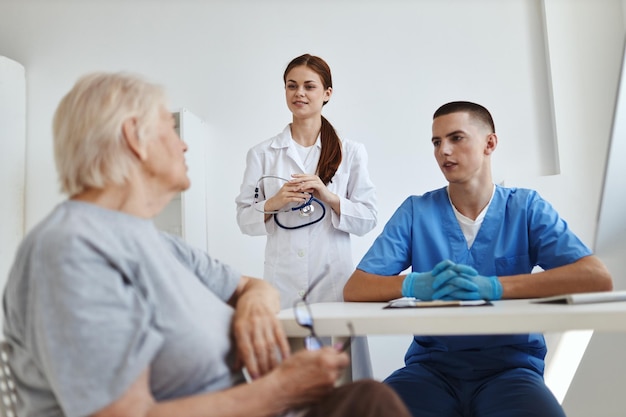 Arzt und Krankenschwester nehmen Patienten im Krankenhausdiagnostikdienst auf