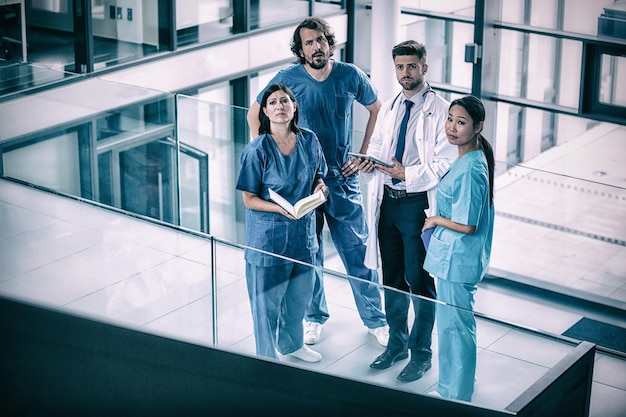 Arzt und Krankenschwester stehen im Krankenhaus