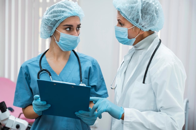 Foto arzt und krankenschwester unterhalten sich im krankenhaus