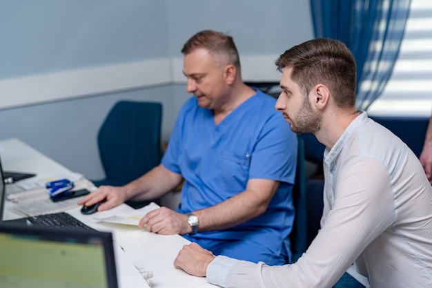 Arzt und Patient diskutieren medizinische Fragen. Konzept für Gesundheitswesen, Medizin und Radiologie.