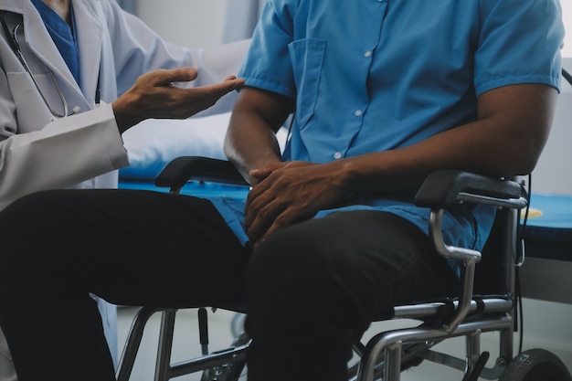 Arzt und Patient diskutieren über die aktuelle Gesundheitsuntersuchung, während sie am Schreibtisch in der Klinik sitzen.