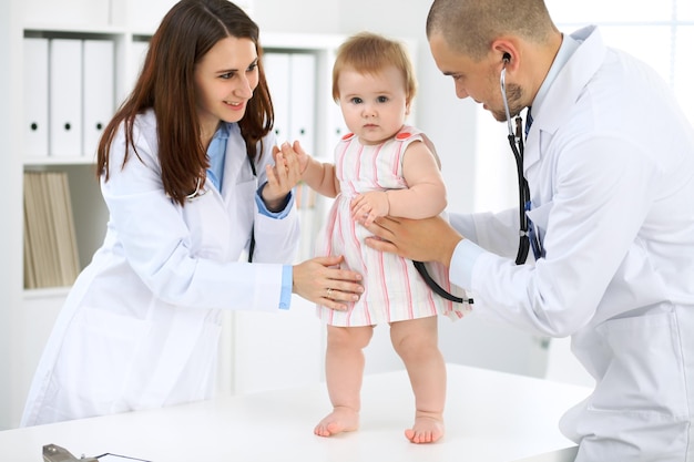Arzt und Patient Fröhliches süßes Baby bei der Gesundheitsprüfung Medizin- und Gesundheitskonzept