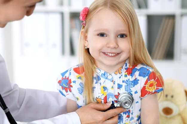 Arzt und Patient im Krankenhaus Kind wird vom Arzt mit Stethoskop untersucht