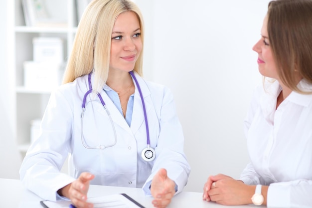 Arzt und Patient im Krankenhaus. Medizin- und Gesundheitskonzept