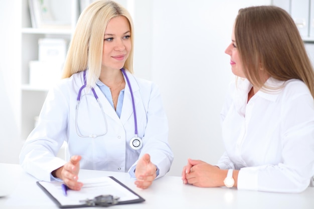 Arzt und Patient im Krankenhaus