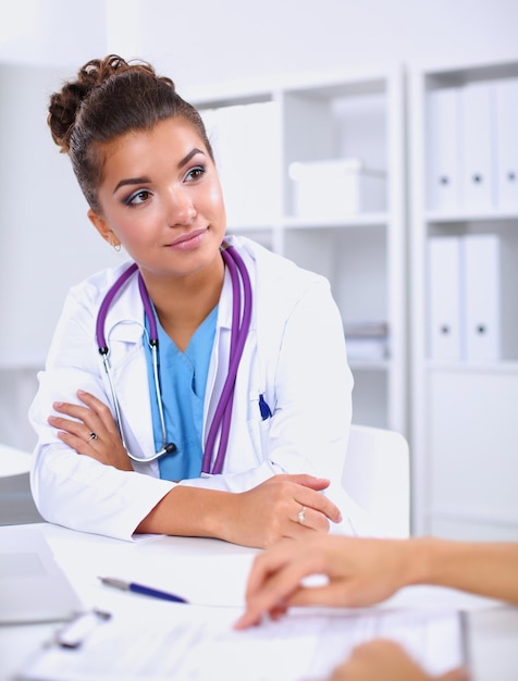 Arzt und Patient sitzen isoliert auf dem Schreibtisch im Büro