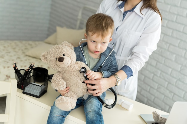 Arzt und Patient untersucht Teddybär im Krankenhaus