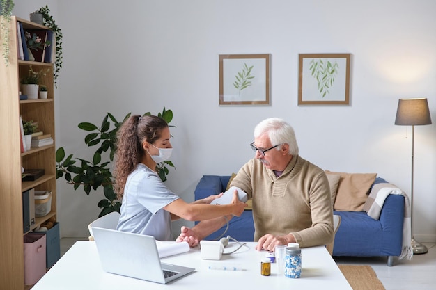 Arzt untersucht den Druck des Patienten