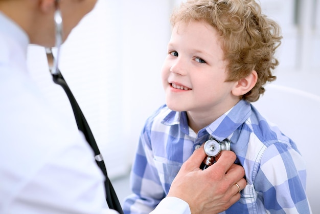 Arzt untersucht einen Kinderpatienten mit Stethoskop