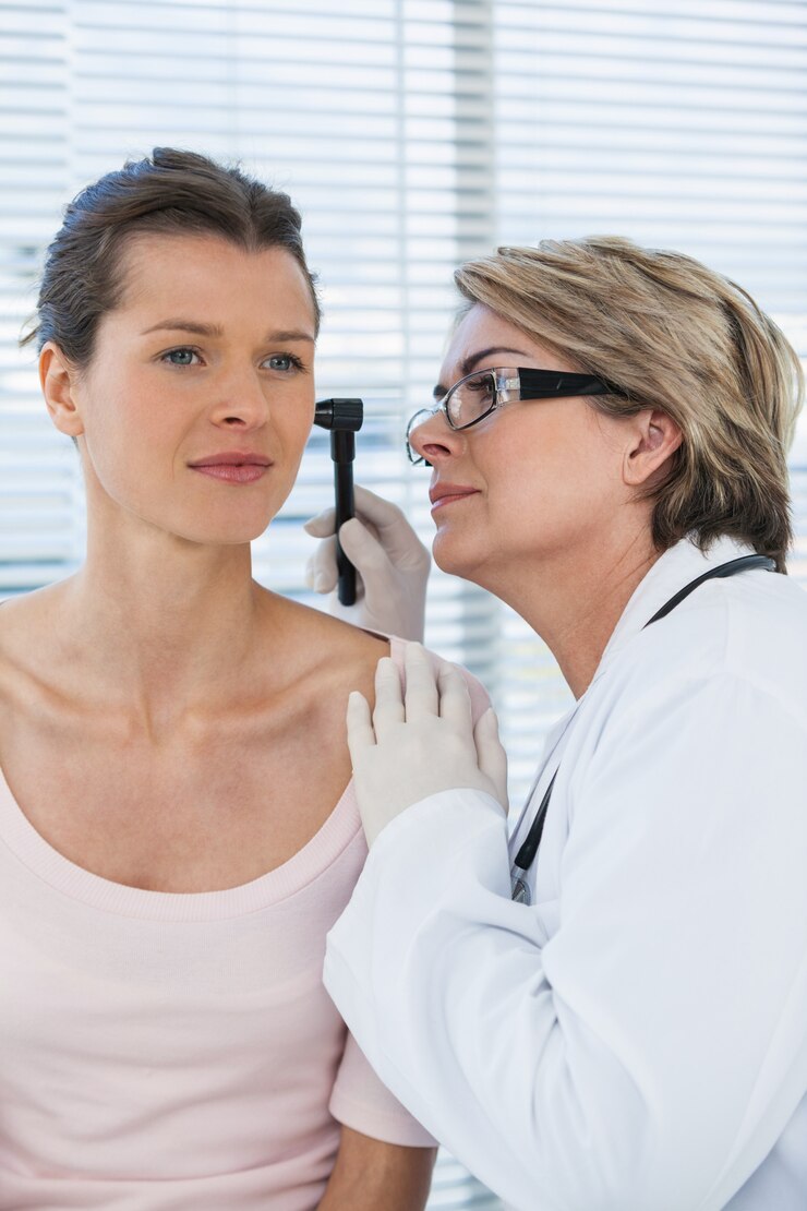 Foto arzt untersucht patienten ohr mit otoskop