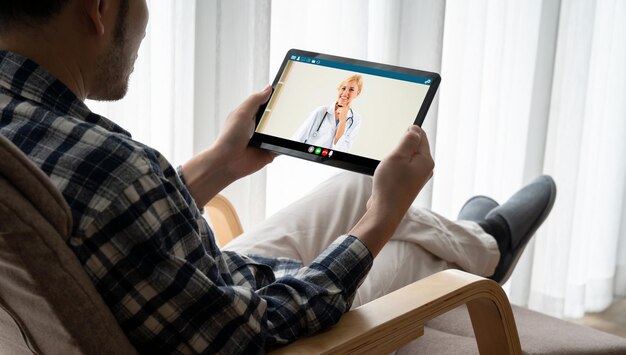 Arzt-Video-Anruf online durch modische Telemedizin-Software-Anwendung für virtuelle Treffen mit Patienten
