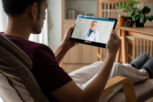 Foto arzt-videoanruf online über eine moderne telemedizin-softwareanwendung für ein virtuelles treffen mit dem patienten