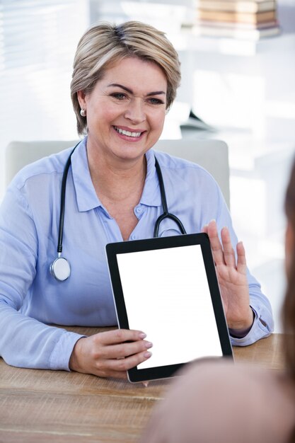 Arzt zeigt dem Patienten die digitale Tablette