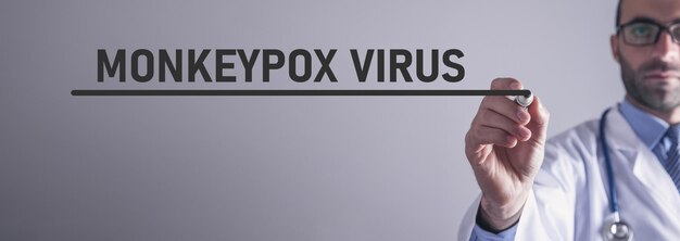 Arzt zeigt Monkeypox-Virustext Gefährliche Infektion