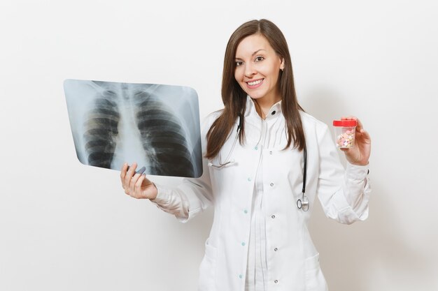 Arztfrau mit Flasche mit Pillen, Röntgen der Lunge, Fluorographie, Röntgen isoliert auf weißem Hintergrund. Ärztin im medizinischen Kittelstethoskop. Gesundheitspersonal, Medizinkonzept. Lungenentzündung.