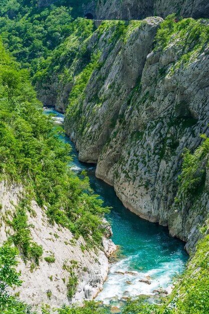 As águas mais puras da cor turquesa do rio Moraca fluindo entre os canyons Montenegro