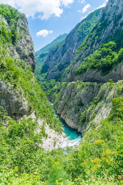 As águas mais puras da cor turquesa do rio Moraca fluindo entre os desfiladeiros